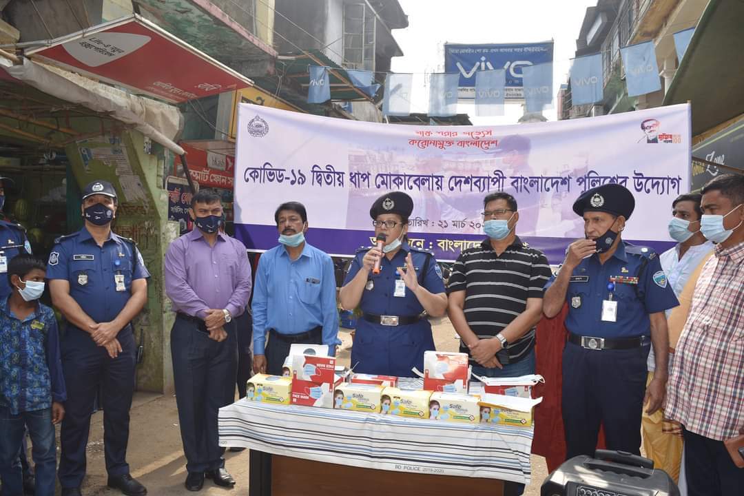 বাংলাদেশ পুলিশের উদ্যোগে বান্দরবানে মাস্ক বিতরণ কর্মসূচী