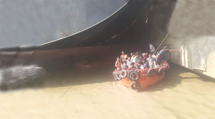 কর্ণফুলীতে দুর্ঘটনার কবলে যাত্রীবাহী নৌকা