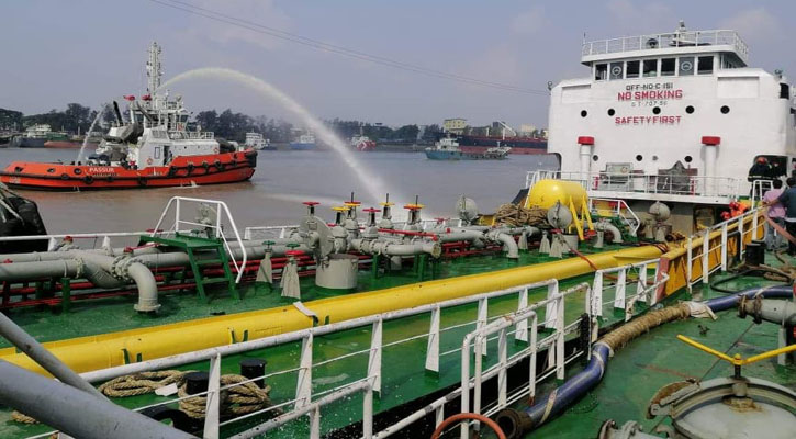 বন্দরে অয়েল ট্যাংকারে আগুন, নিহত ২