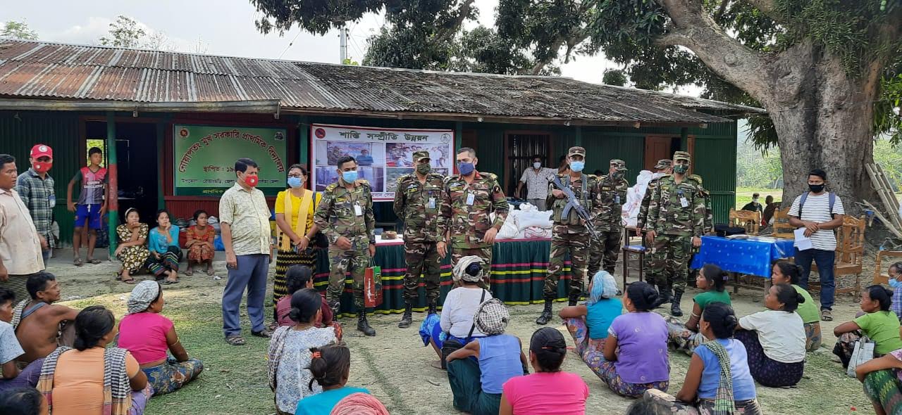 বান্দরবানে আগুনে ক্ষতিগ্রস্থদের মাঝে সেনা জোনের খাদ্য ও আর্থিক সহায়তা প্রদান