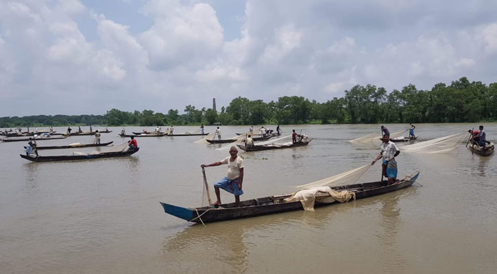 ডিম সংগ্রহের অপেক্ষায় হালদা পাড়ের জেলেরা