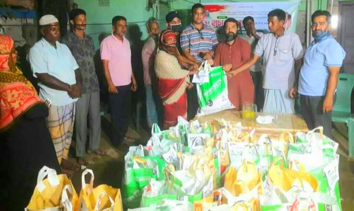 রাঙ্গুনিয়া বেতাগীতে তথ্যমন্ত্রী'র পক্ষে খাদ্য সামগ্রী বিতরণ 