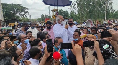 মীরসরাইয়ে অনুমোদনহীন ভূগর্ভস্থ পানি উওোলন বন্ধে মহাসড়কে মানববন্ধন 