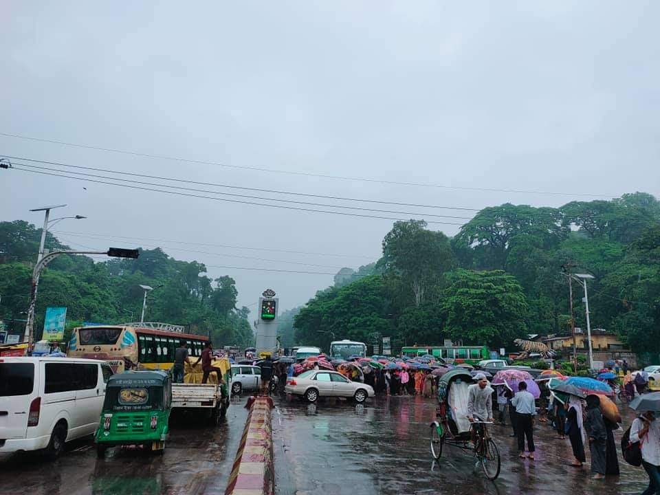 গণপরিবহন না থাকায় পোশাক শ্রমিকদের বিক্ষোভ