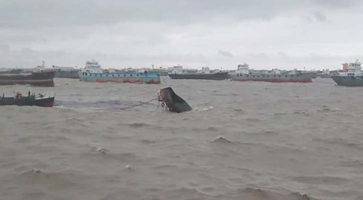 উত্তাল সাগরে ডুবলো বড় জাহাজে তেল সরবরাহকারী ‘এমটি সুফলা’