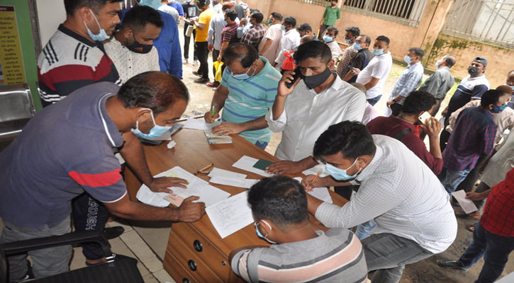করোনার টিকা: চট্টগ্রামে বিদেশগামী কর্মীদের নিবন্ধন শুরু