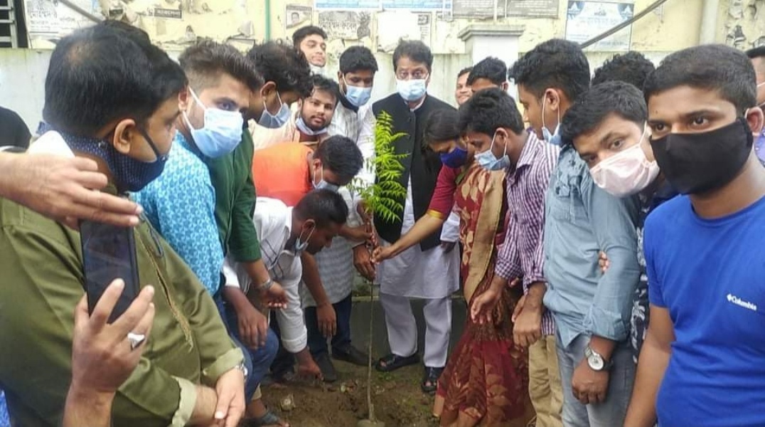 চন্দনাইশে ছাত্রলীগের বৃক্ষরোপণ কর্মসূচিতে সাংসদ নজরুল