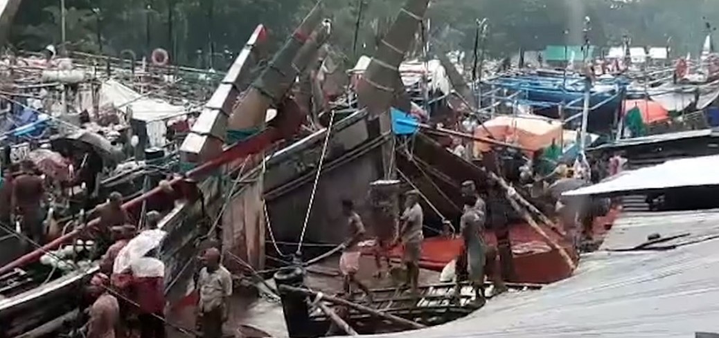 বৈরি আবহাওয়ায় সাগরে যেতে বাধা, অপেক্ষায় চট্টগ্রামের জেলেরা