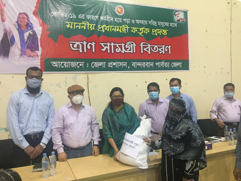 বান্দরবানে ২ শত ৯২ শ্রমিক পেল প্রধানমন্ত্রীর  উপহার 