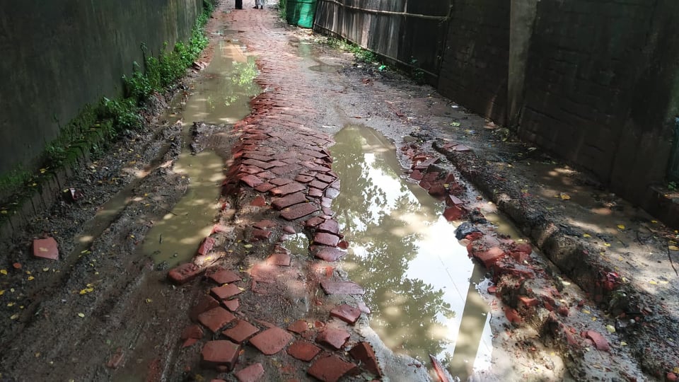 পশ্চিম গোমদন্ডী চান্দার পাড়া সড়কের বেহাল দশা, এলাকাবাসীর চরম ভোগান্তি ! 