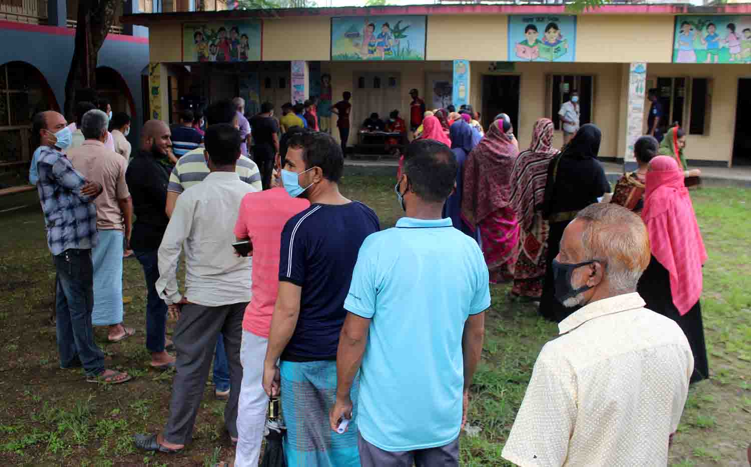 দীর্ঘ লাইনেও করোনা ভ্যাকসিনে আগ্রহ বেড়েছে খাগড়াছড়ির মানুষের