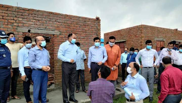 মীরসরাইয়ে আবাসন প্রকল্পের ঘর পরিদর্শনে চট্টগ্রাম বিভাগীয় কমিশনার 