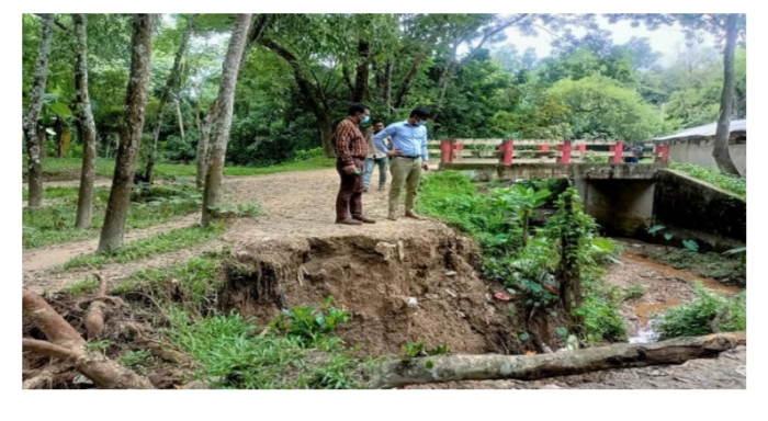 মীরসরাইয়ের চলাচল অনুপযোগী গ্রামীন সড়ক পরিদর্শন করেন ইউএনও 