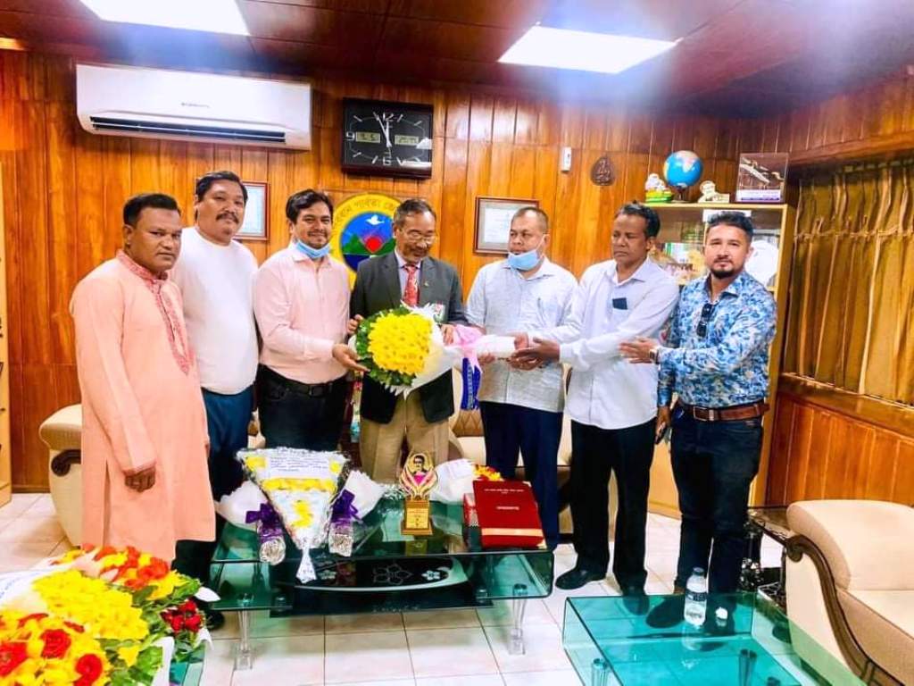 বান্দরবানে সেরা সংগঠক হিসেব ক্যশৈ হ্লাকে ফুলেল শুভেচ্ছা 