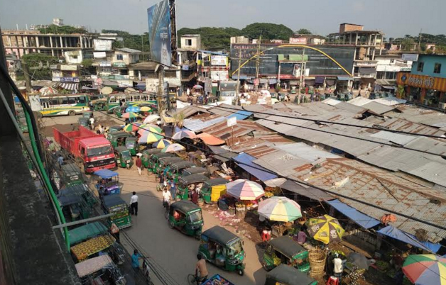 আনোয়ারা চাতরী চৌমুহনী মোড়ে ফুটপাত দখল করে দোকান ও পার্কিং করে গাড়ি, নিত্য যানজটে নাকাল পথচারী