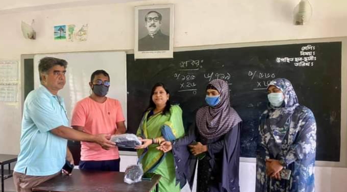 মীরসরাইয়ের ধুমে ১৫টি শিক্ষা প্রতিষ্ঠানে 'লায়ন্স ক্লাব' এঁর মাস্ক বিতরণ