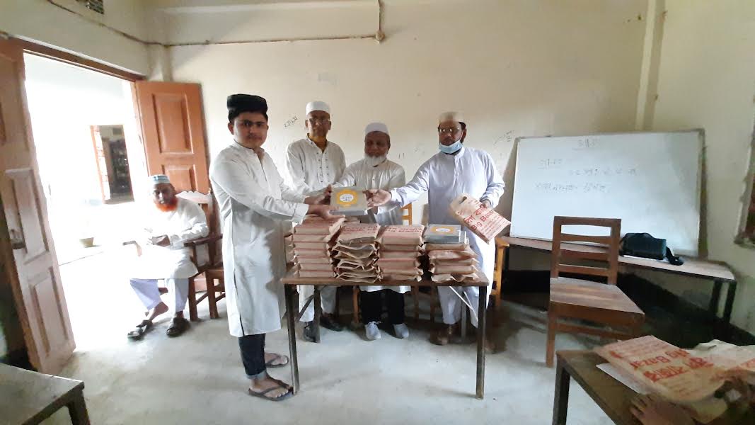 বান্দরবানে পবিত্র কোরআন বিতরণ করলেন বাদশা মিয়া মাস্টার 