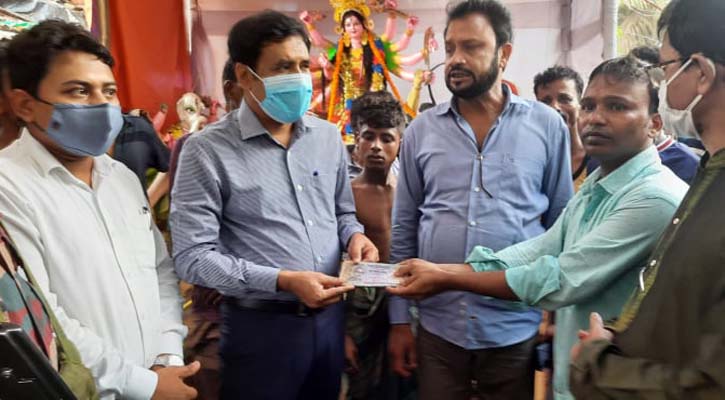 পূজামণ্ডপ পরিদর্শনে জেলা প্রশাসক, দিলেন আর্থিক সহায়তা 