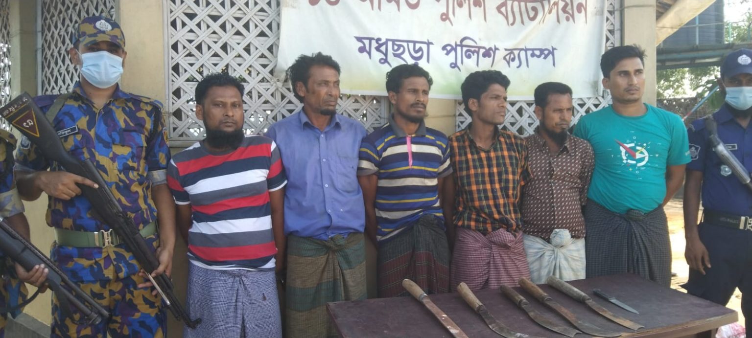  উখিয়ায় রোহিঙ্গা ক্যাম্পে ডাকাতির প্রস্তুতিকালে দেশিয় অস্ত্রসহ ৭ রোহিঙ্গা আটক