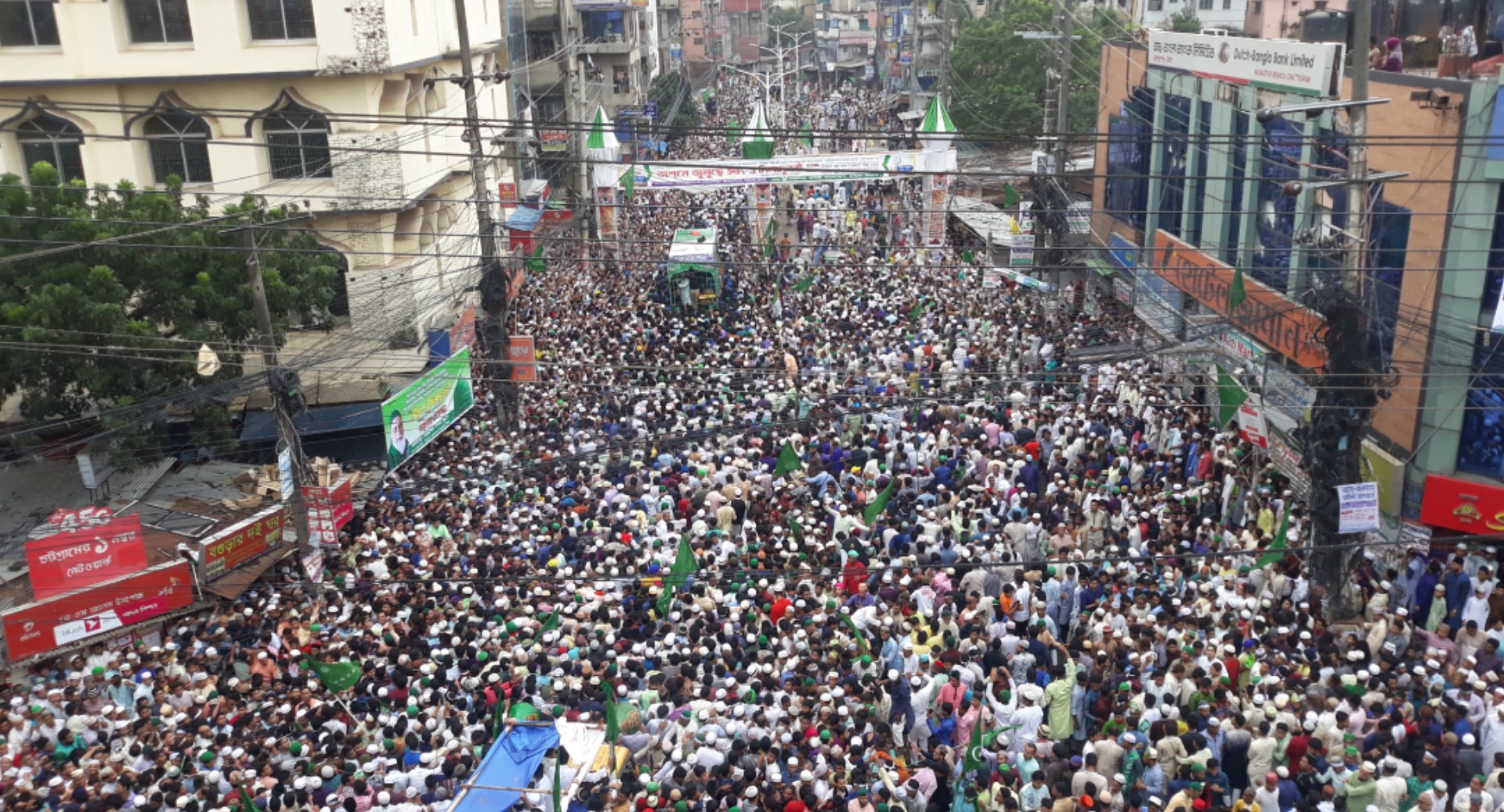 চট্টগ্রামে জুলুসে নেতৃত্ব দিলেন আল্লামা সাবির শাহ