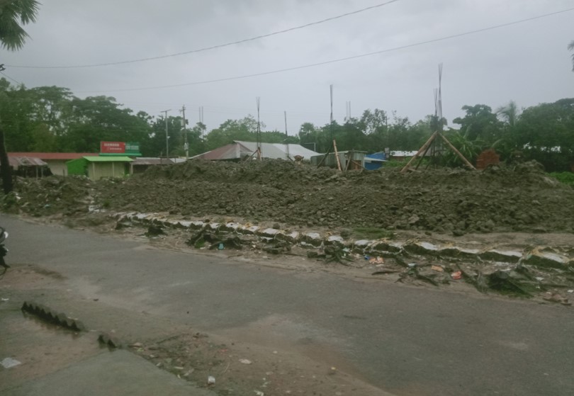 মীরসরাইয়ের টেকেরহাটে পুকুর ভরাট করে বহুতল ভবন নির্মাণ 