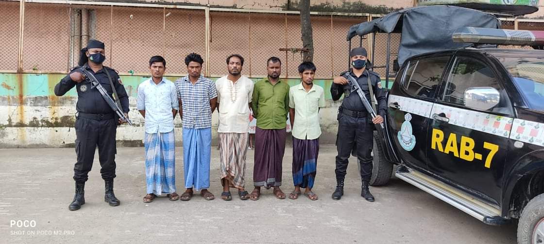 কর্ণফুলীতে র‌্যাবের অভিযানে ১৬ লাখ টাকার ইয়াবা উদ্ধার, আটক ৫