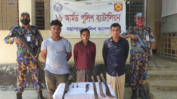  টেকনাফে অস্ত্রসহ ৩ ডাকাত আটক