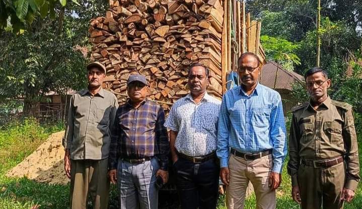 মীরসরাইয়ের করেরহাট বিটে জ্বালানী বোঁঝাই কাঠের পিকআপ আটক