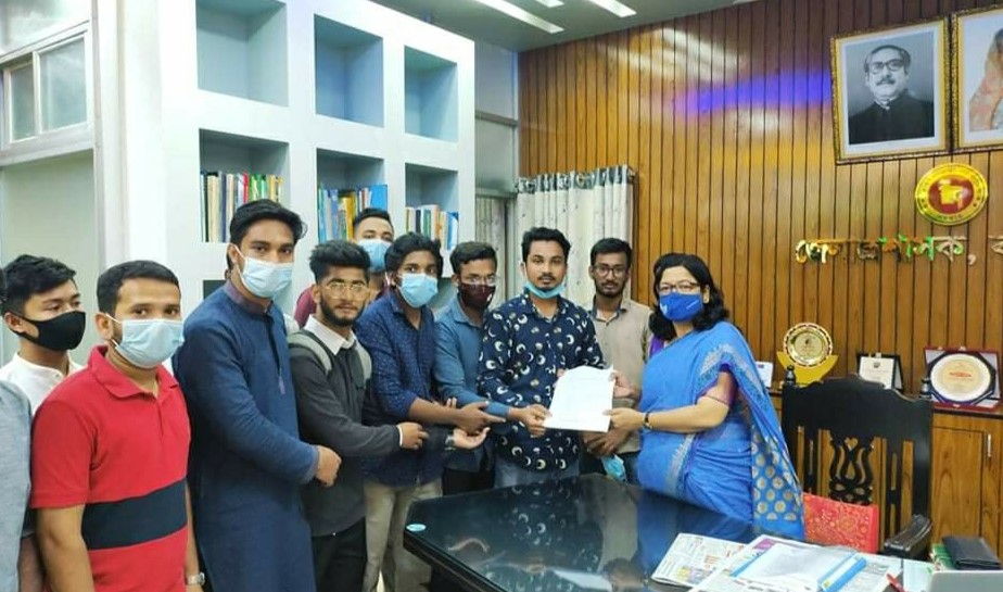 বান্দরবানে হাফ ভাড়ার দাবিতে ছাত্রদের মানববন্ধন 