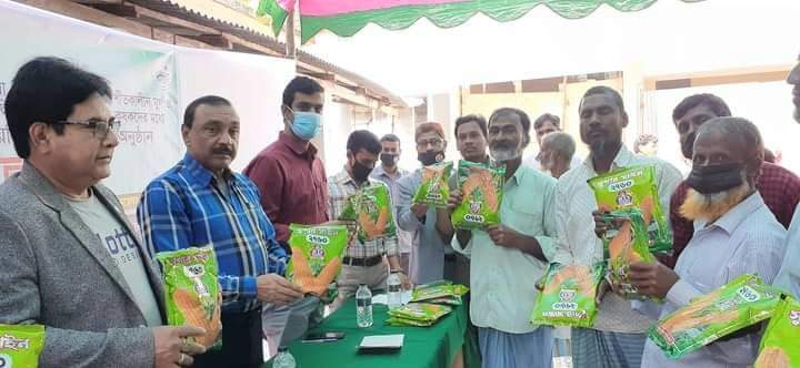 মিরসরাইয়ে কৃষকের মাঝে বীজ ও সার বিতরণ 