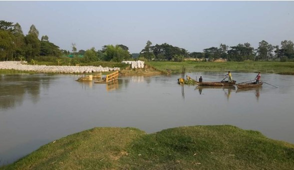 আনোয়ারায় বছর না যেতেই আড়াই কোটি টাকার সুইচ গেইট খালে বিলীন