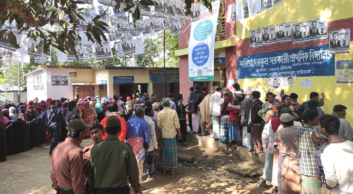 বেলা বাড়ার সঙ্গে বাড়ছে ভোটার সংখ্যা