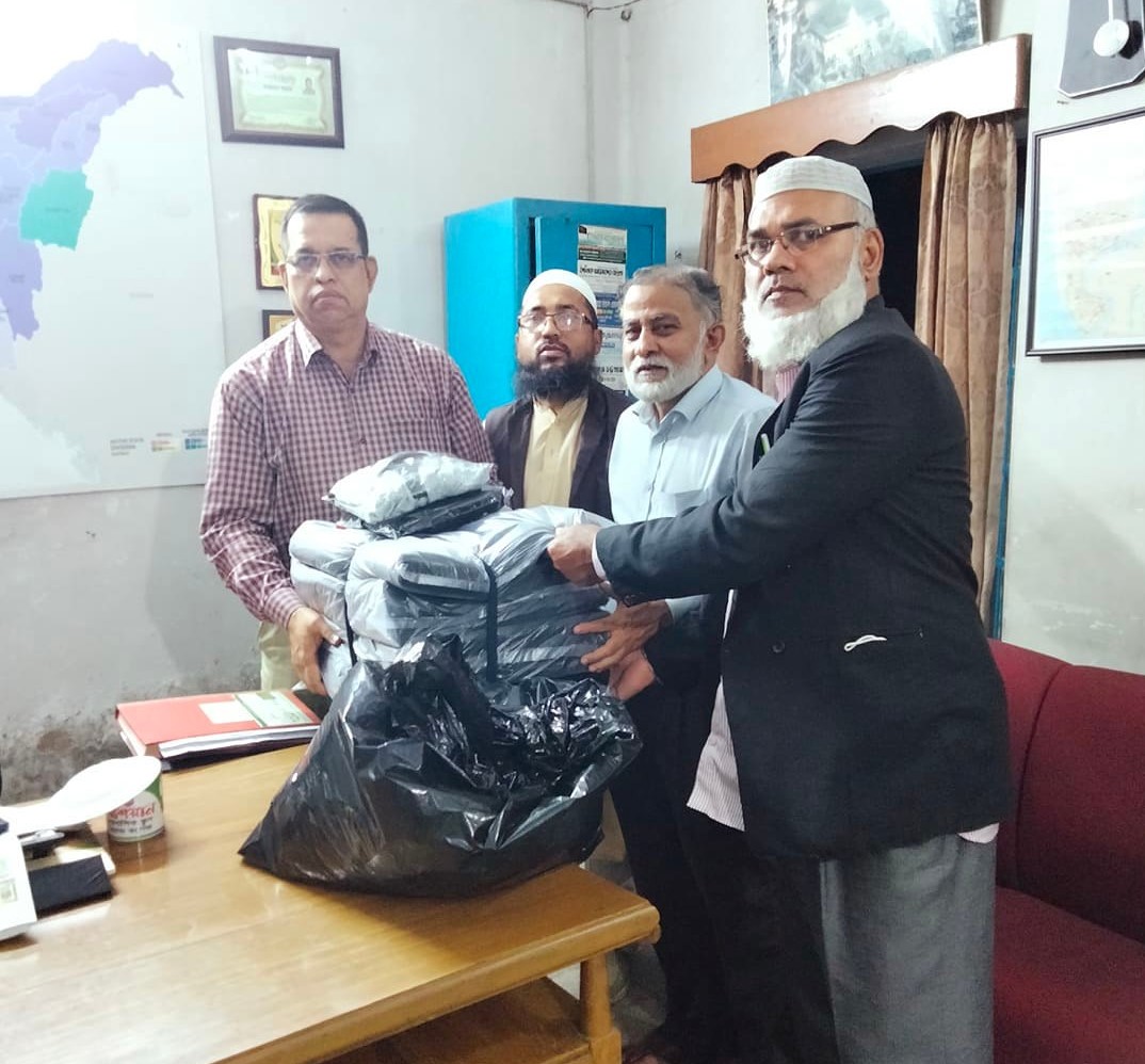 এতিমদের জন্য লাভ বাংলাদেশ ফাউন্ডেশন এর পক্ষ থেকে আনোয়ারা প্রেসক্লাবে শীতবস্ত্র প্রদান