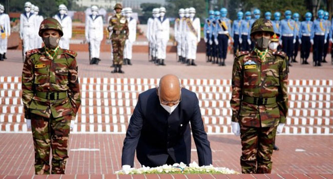 জাতীয় স্মৃতিসৌধে ভারতের রাষ্ট্রপতির শ্রদ্ধা
