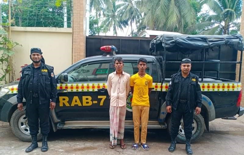 হাটহাজারীতে র‍্যাব-৭ এর অভিযানে ইয়াবাসহ ২ যুবক আটক