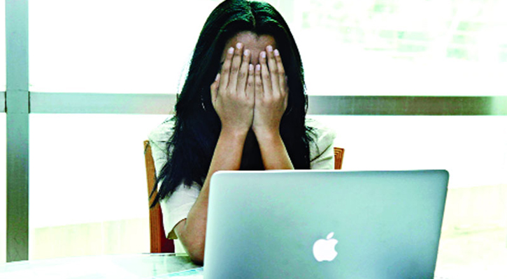 অনলাইনে ‘অ্যাডাল্ট কনটেন্টের’ ফাঁদে নারী-শিশুরা