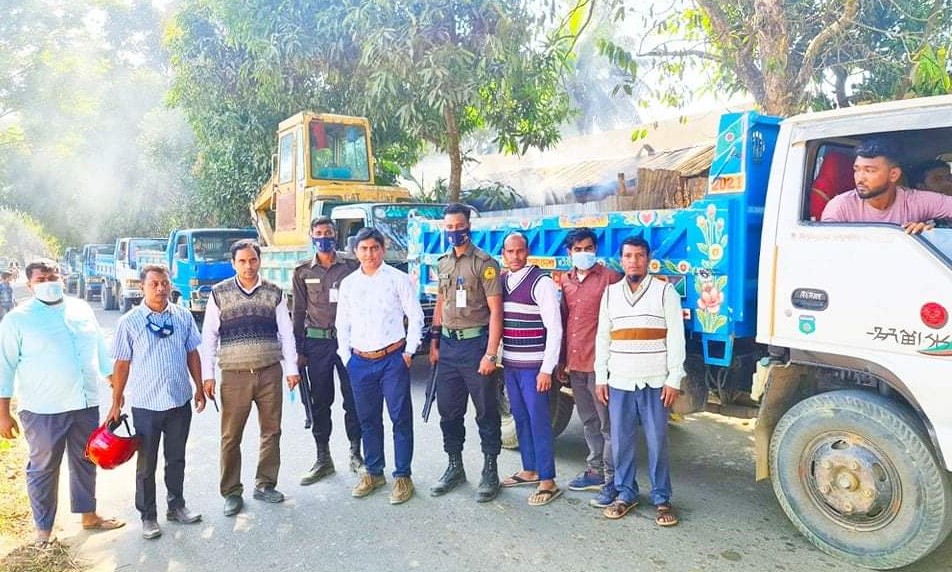 লোহাগাড়ায় ভ্রাম্যমাণ আদালতের অভিযানে ৭টি ড্যাম্পারগাড়ী জব্দ