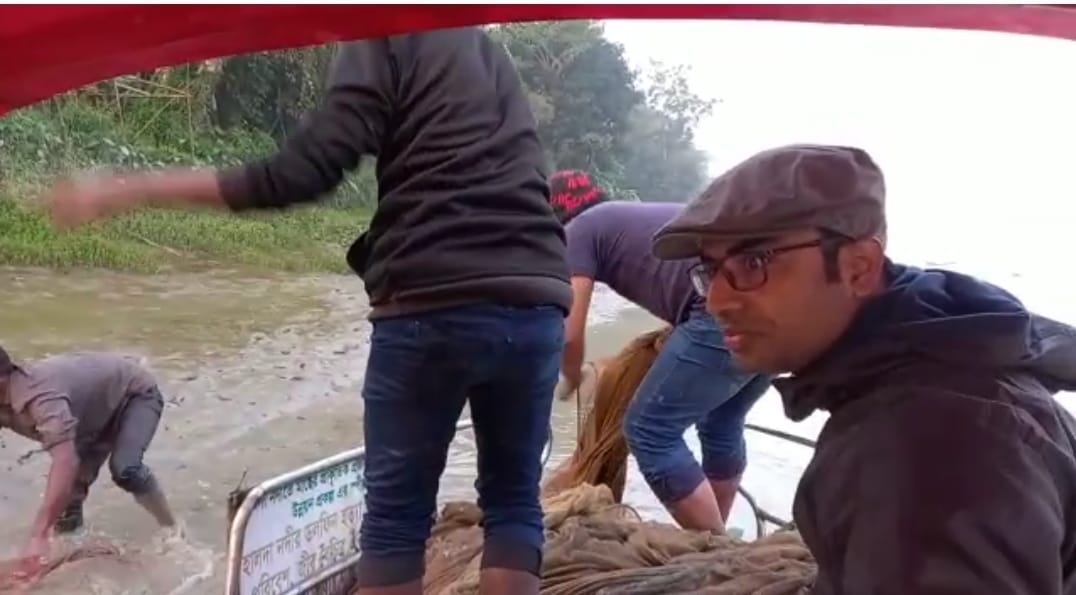 হালদায় অভিযানে ৬৫০০ মিটার ঘেরা জাল জব্দ