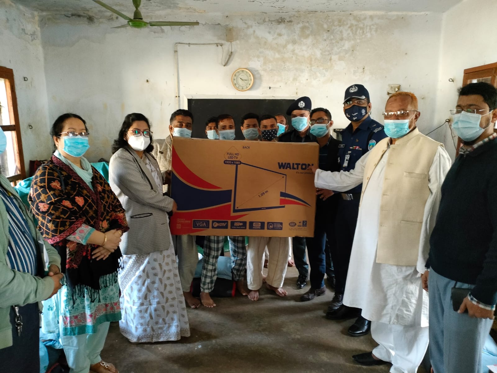 বান্দরবানে ৭ বিদেশীসহ কারাবন্দীদের  উপহার সমগ্রী বিতরণ
