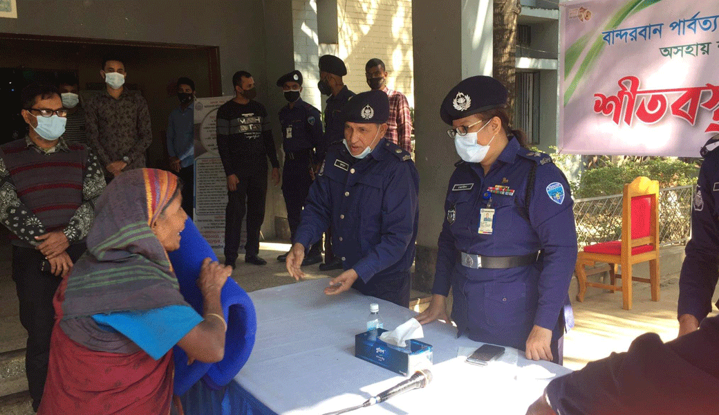 শীতার্তদের কম্বল বিতরণের মাধ্যমে নতুন বছর  শুরু করল  বান্দরবান পুলিশ