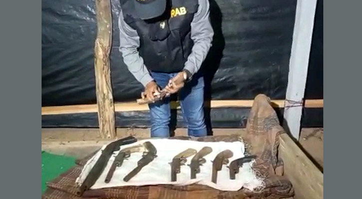 পাহাড়ে অস্ত্র কারখানার সন্ধান পেল র‌্যাব