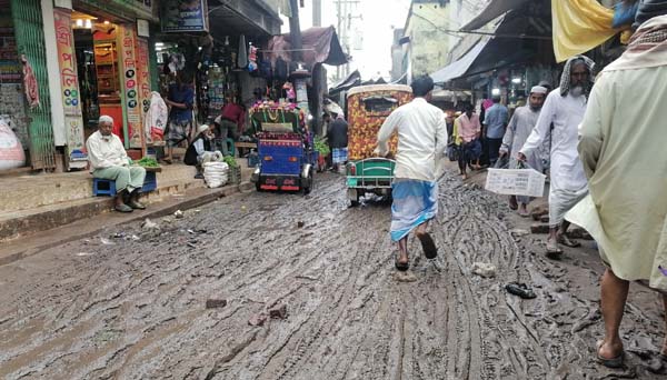 অল্প বৃষ্টিতে পানি, কাদামাটি ঈদগাঁও বাজার সড়ক 