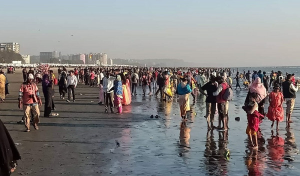 কক্সবাজার সৈকতে পর্যটকদের ভিড়