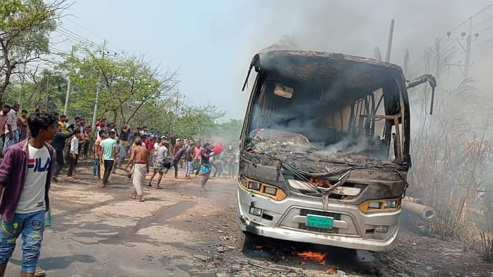 সীতাকুন্ডে চলন্ত বাসে আগুন