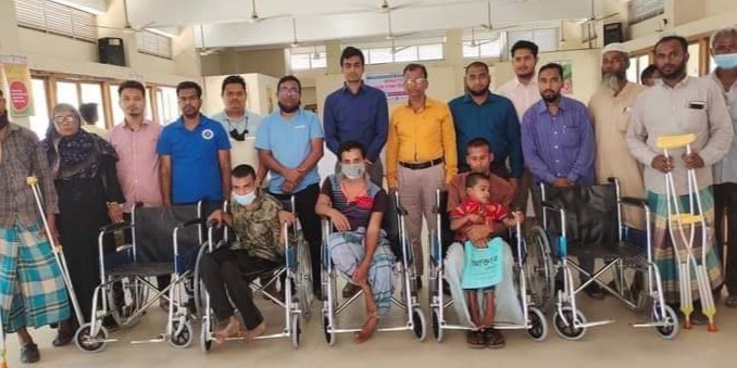 মীরসরাইয়ে প্রতিবন্ধীদের মাঝে হুইল চেয়ার,ক্রাচ বিতরণ
