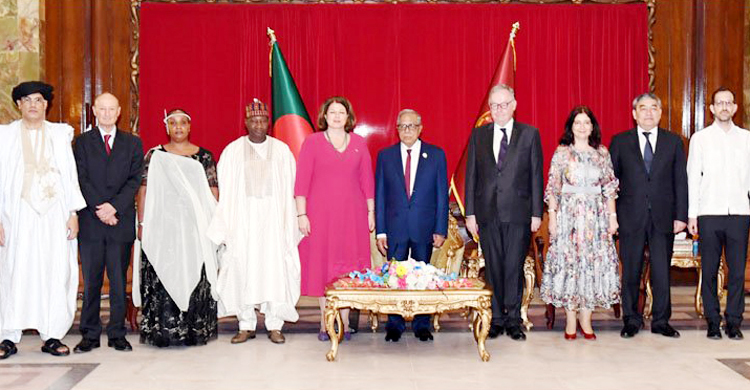 রাষ্ট্রপতির কাছে ৯ দেশের রাষ্ট্রদূত-হাইকমিশনারের পরিচয় পেশ