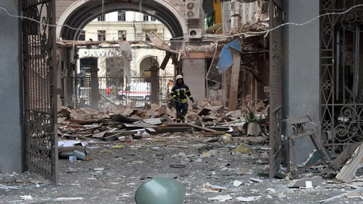 রাশিয়ার হামলায় গুঁড়িয়ে গেল ইউক্রেনের বিমানবন্দর