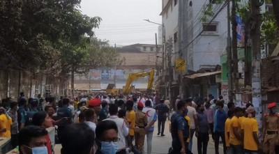 সিটি কলেজের সামনের অবৈধ দোকান উচ্ছেদ করলো জেলা প্রশাসন