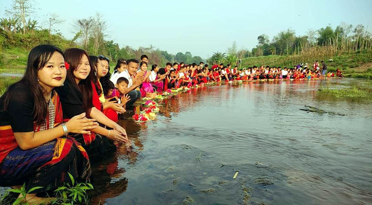 নদীতে ফুল ভাসিয়ে পাহাড়ে ‘বৈসাবি’ শুরু