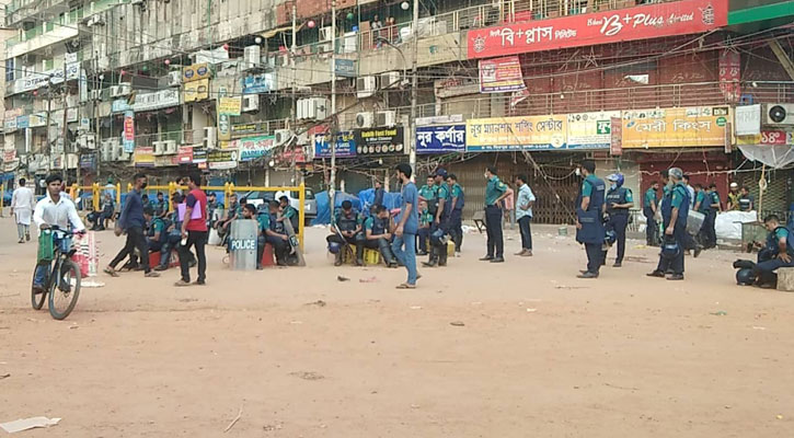 নিউমার্কেট এলাকায় থমথমে পরিস্থিতি, সতর্ক অবস্থানে পুলিশ